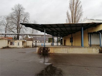 Pförtnerhäuschen Einfahrtstor und überdachte Rampe